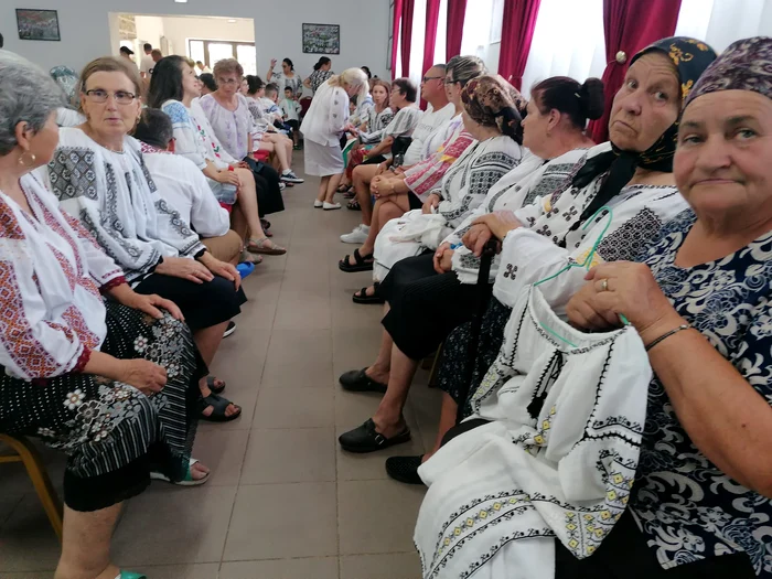 Femeile care au cusut ii în anul în curs au așteptat să le prezinte juriului FOTO: A.M.