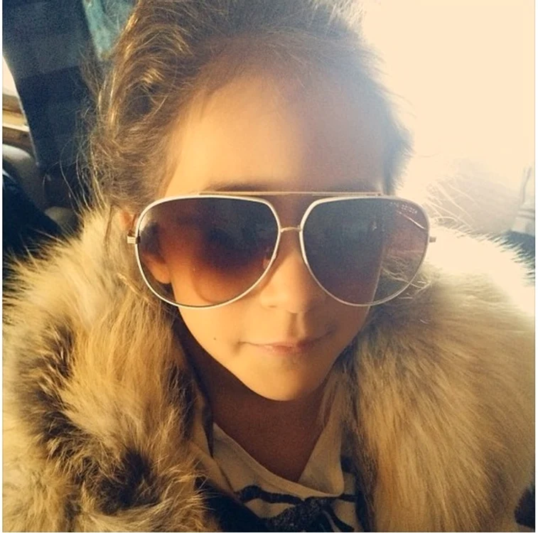 Jennifer Lopez îmbrăcată cu aceleaşi haine şi ochelari de soare
