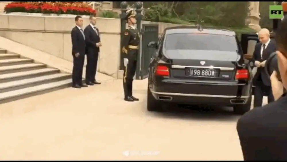 Gesturile umile ale lui Putin la întâlnirea cu Xi Jinping. Limbajul corpului trădează dependența de China a dictatorului rus