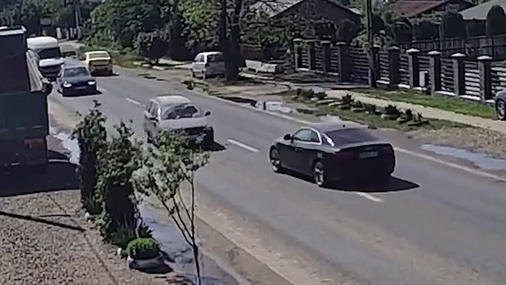 Coliziune surprinsă de o cameră video. Din impact, o mașină rămâne fără o roată VIDEO