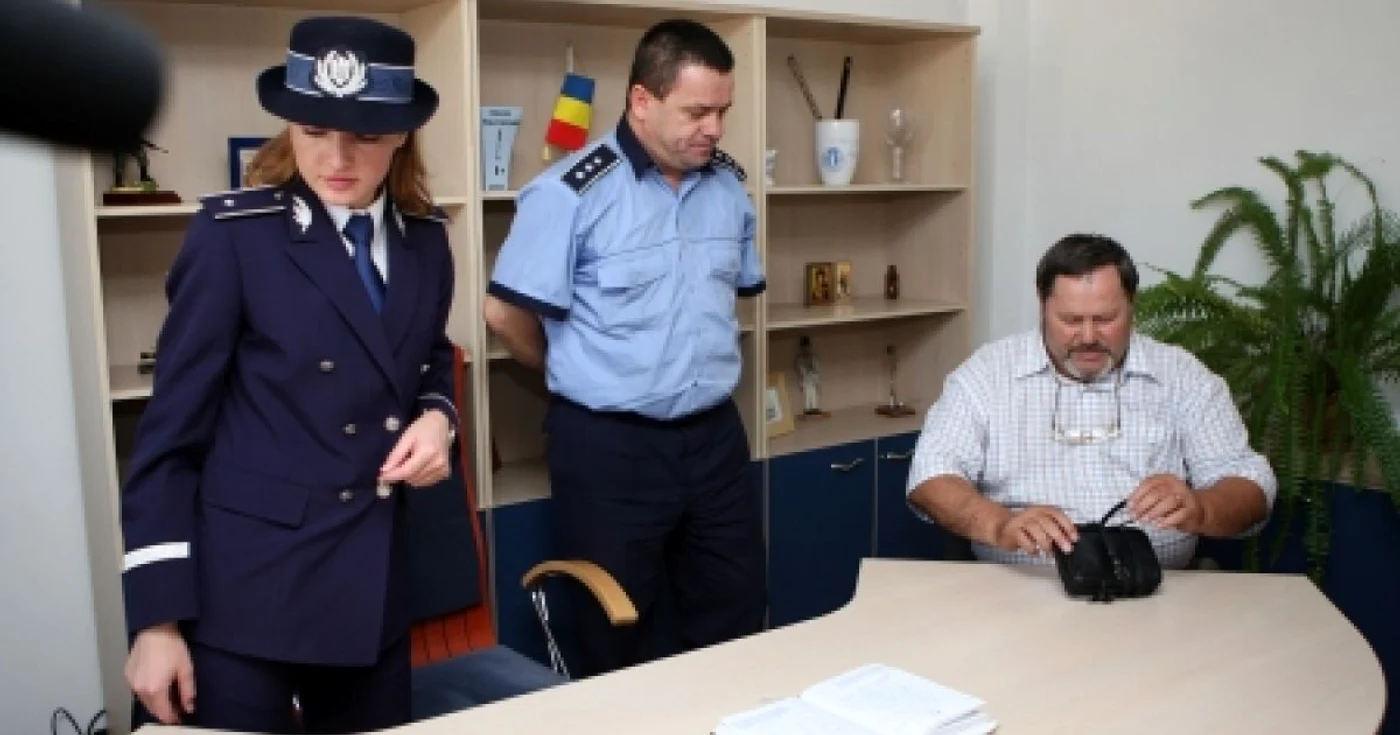 Braşov: Borsetă cu 6.000 de euro, găsită în Ungaria şi predată Poliţiei Braşov