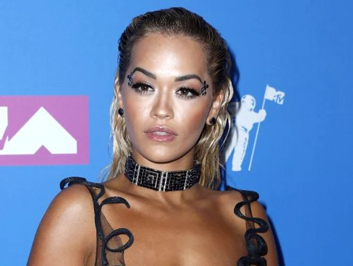 
    Rita și Bebe s-au sărutat discret pe covorul roșuFoto: EPA  