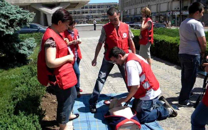 Cursanţii şi voluntarii de Cruce Roşie au arătat importanţa cunoaşterii tehnicilor de resuscitare. FOTO Dana Mihai