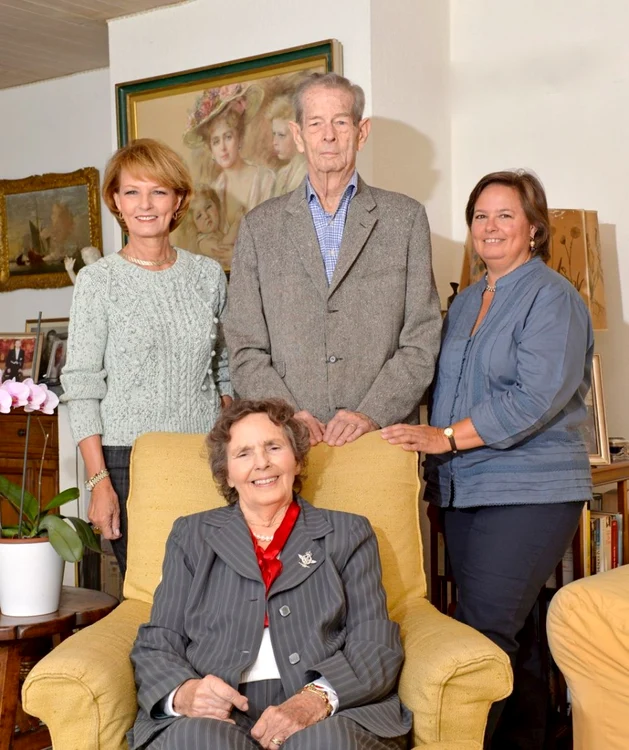 Regina Ana şi regele Mihai, împreună Principesele Margareta şi Sofia