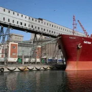 Zeci de nave cu încărcături periculoase ajung lunar în dreptul Galaţiului, pe Dunăre
