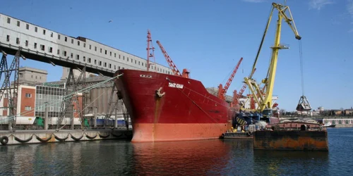 Zeci de nave cu încărcături periculoase ajung lunar în dreptul Galaţiului, pe Dunăre