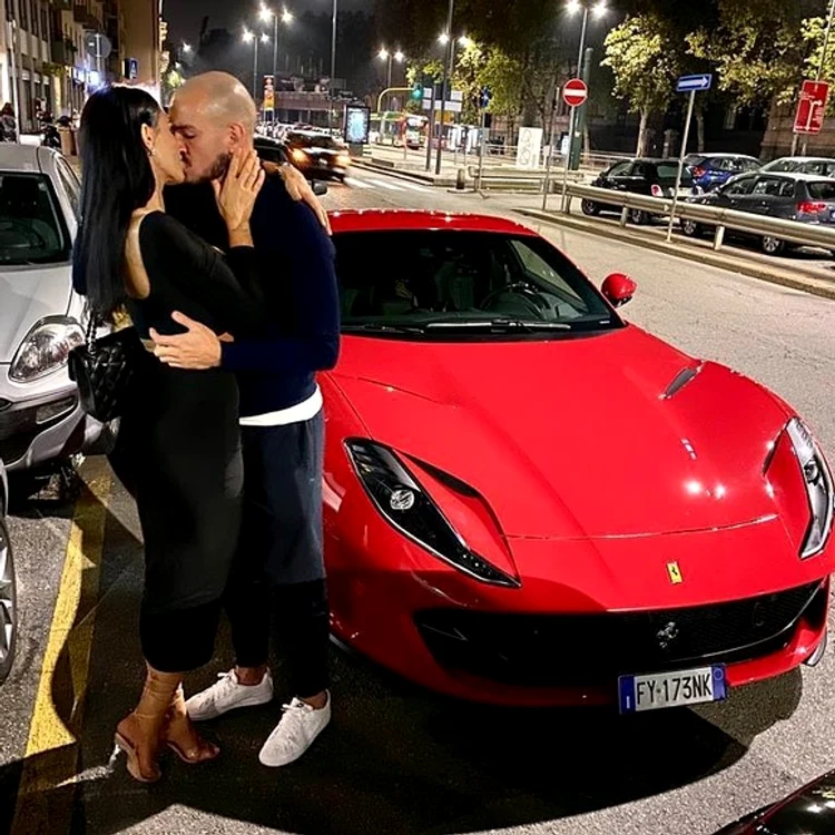 
    Împreună cu iubitul ei, fotbalistul italian Riccardo Saponara   