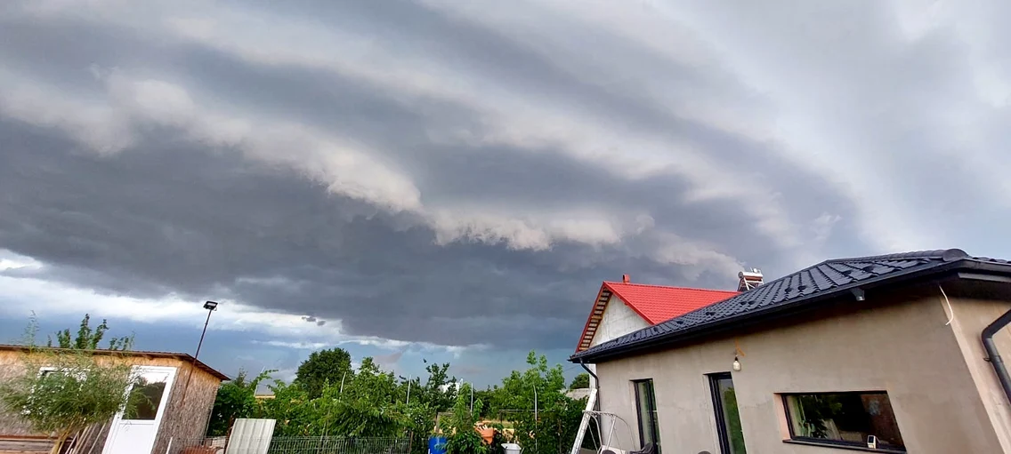 Norii Shelf-Cloud, observați în mai multe zone din țară. FOTO Meteoplus