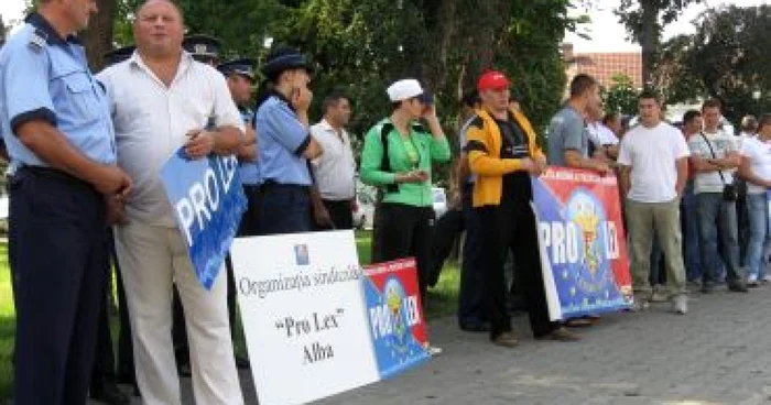 Alba Iulia: Peste 40 de poliţişti au ieşit în stradă pentru un miting de protest