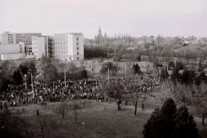 Revoluţie. Manifestanţii se îndreaptă spre Complexul Studenţesc, pe 17 decemebrie 1989