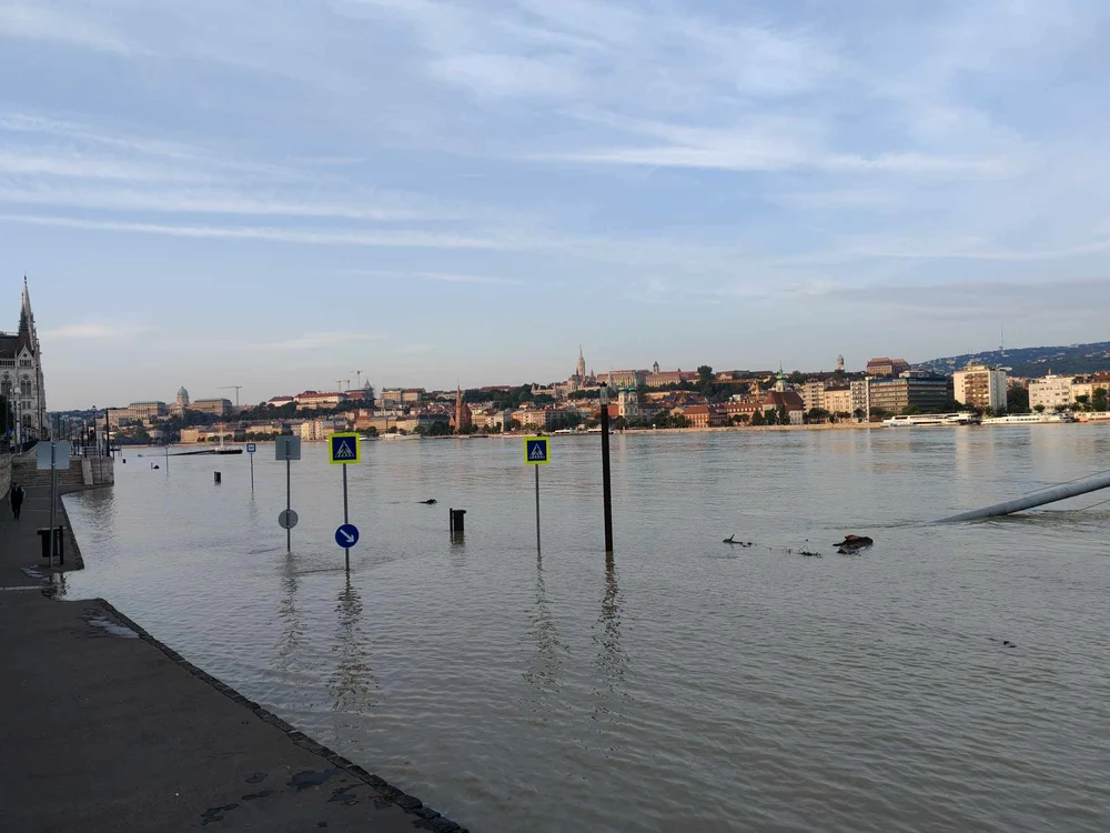 Apele Dunării au inundat străzile în Budapesta. Sursă foto: Facebook/Jurnalul de vreme
