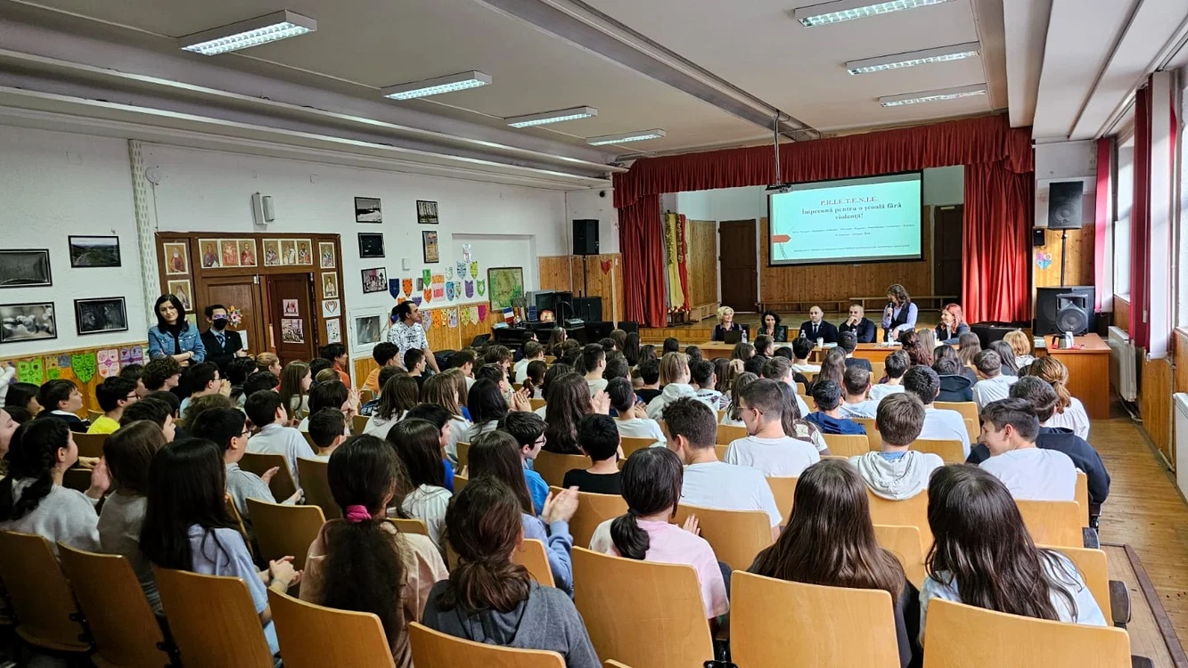 Elevii au fost învățați cum să recunoască bullying-ul. Sursa foto: Facebook