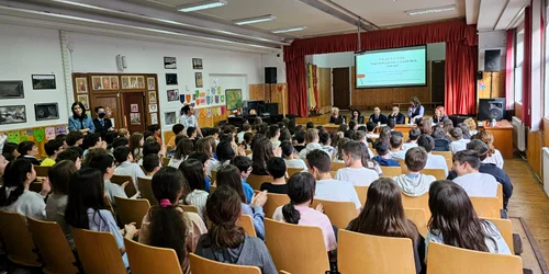adunare liceu jpg