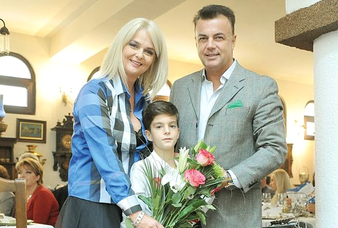 Iuliana, alături de Adrian și de fiul lor, David, la lansarea cărții sale, ”Destine ca-n filme” Foto Click!