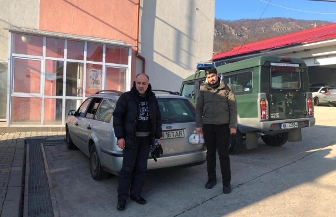 Cei doi cetăţeni sirieni transportaţi de bărbatul acuzat de dare de mită FOTO Poliţia de Frontieră
