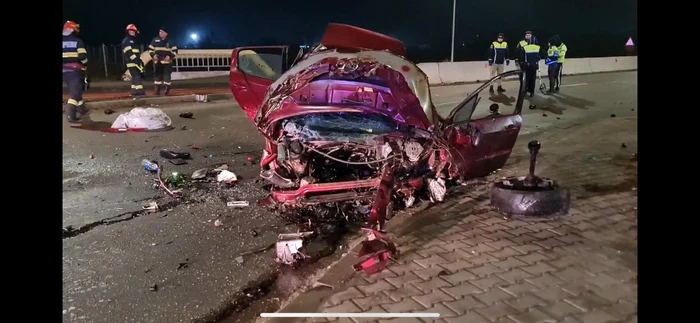 Mașina în care se afla tânărul, transformată într-un morman de fiare FOTO Ziua de Constanța