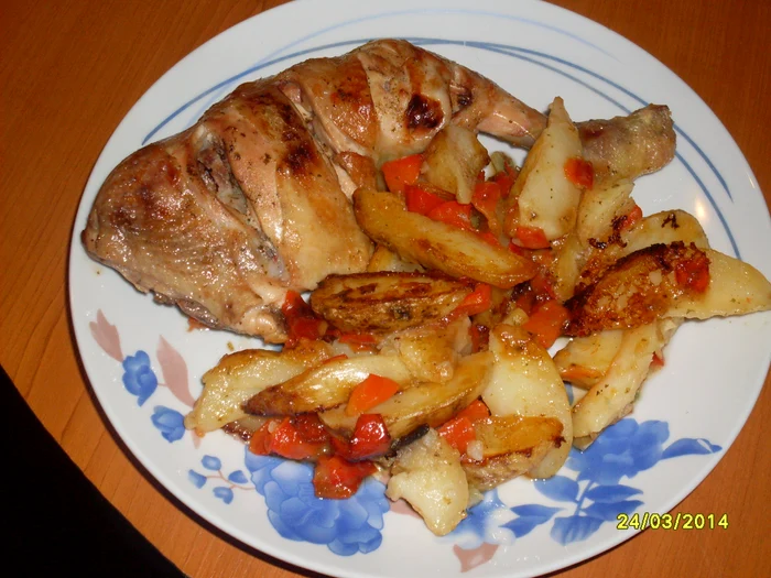 
    Pulpe de pui cu cartofi la cuptor  