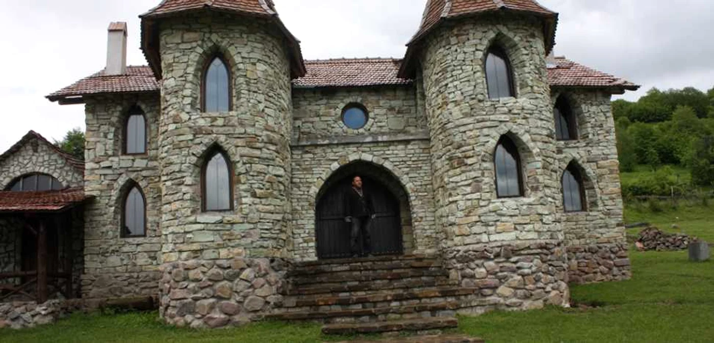 Castelul este „ascuns” între nişte dealuri pe Valea Bârgăului FOTO: Bianca Sara