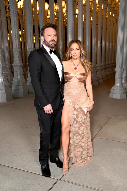 Ben Affleck si Jennifer Lopez la LACMA   GettyImages 1775781006 jpg