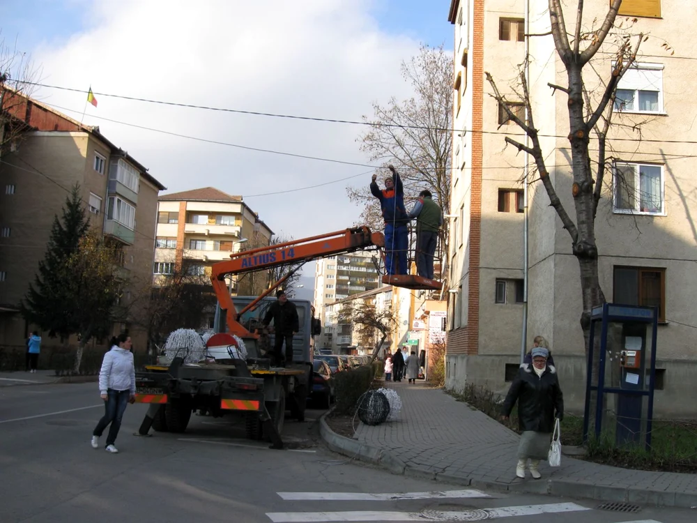Instalaţiile luminoase sunt ridicate pe stâlpi