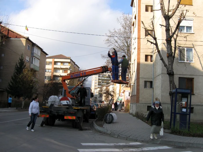 Instalaţiile luminoase sunt ridicate pe stâlpi