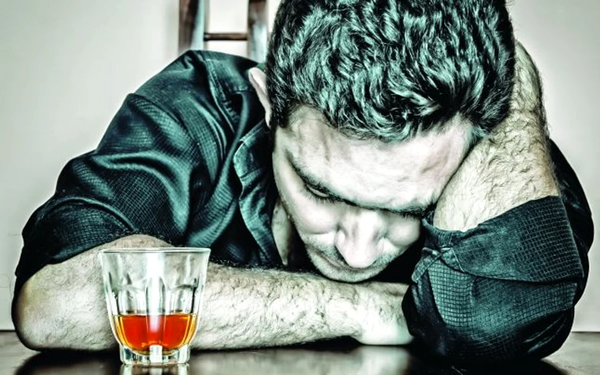 
    Poţi stabili în cât timp iese alcoolul din organism în funcţie de cât bei şi ce beiFoto Adevarul  