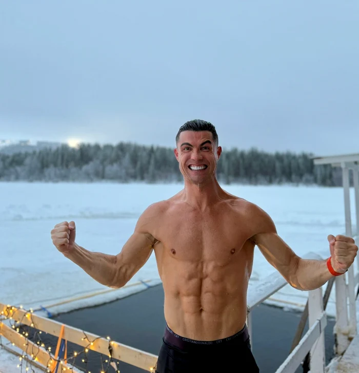 Ronaldo în apă rece png