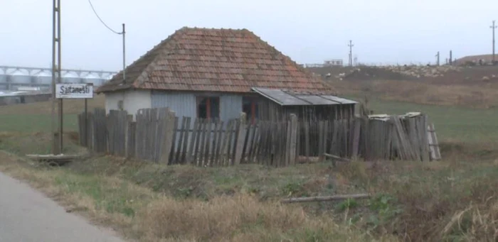 Cei doi vârstnici agresaţi locuiau în satul Săltăneşti, la marginea localităţii