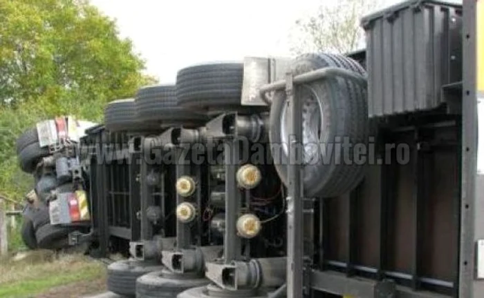
    Cisterna răsturnată pe DN 71 transport 30 de tone de motorinăfoto: gazetadambovitei.ro  