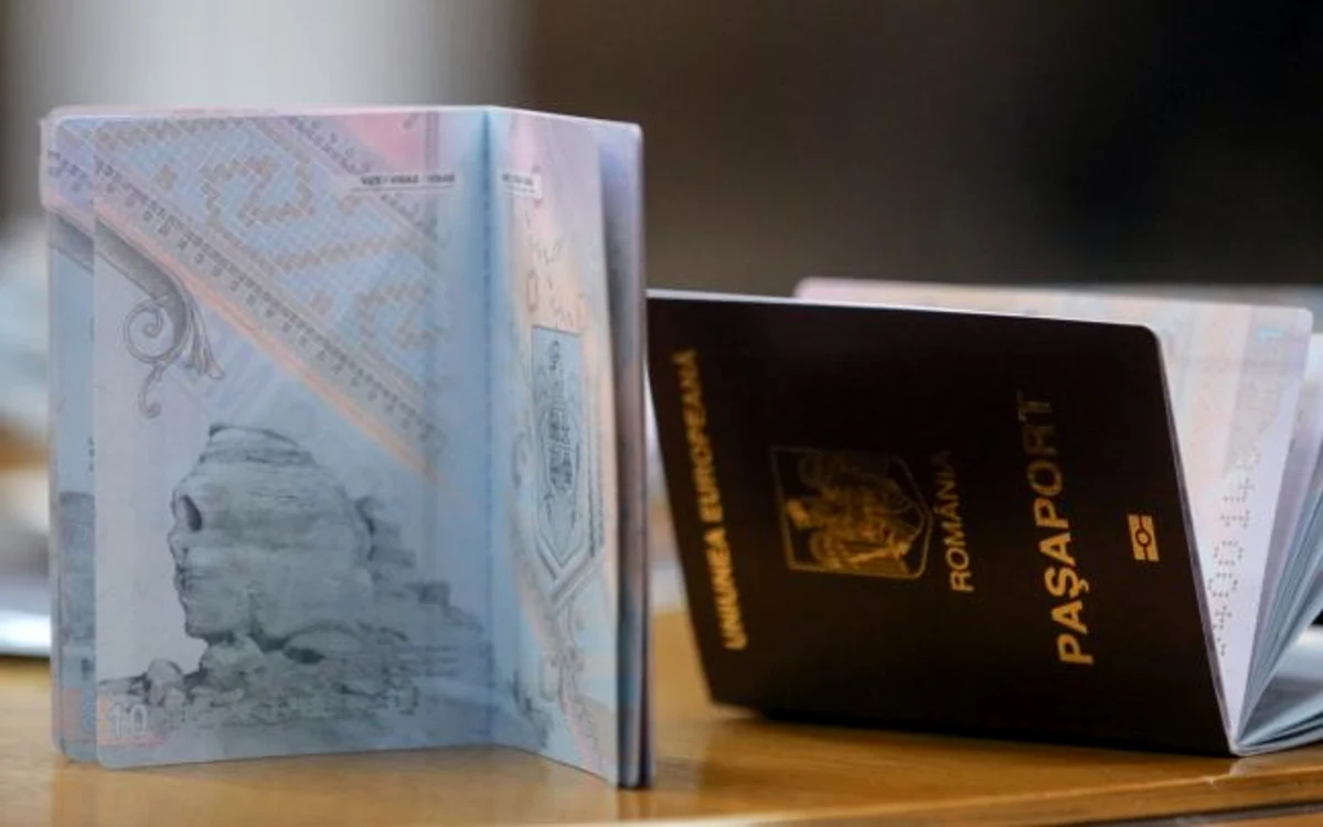 
    A fost prezentată noua generaţie de paşapoarte simple electronice şi simple temporare, cu un design nou, care au elemente de siguranţă ce vor face noile documente aproape imposibil de falsificatFOTO: INQUAM  