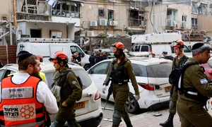 Clădire distrusă de o rachetă lansată din Iran în Bnei Brak, la est de Tel Aviv, Israel FOTO Profimedia