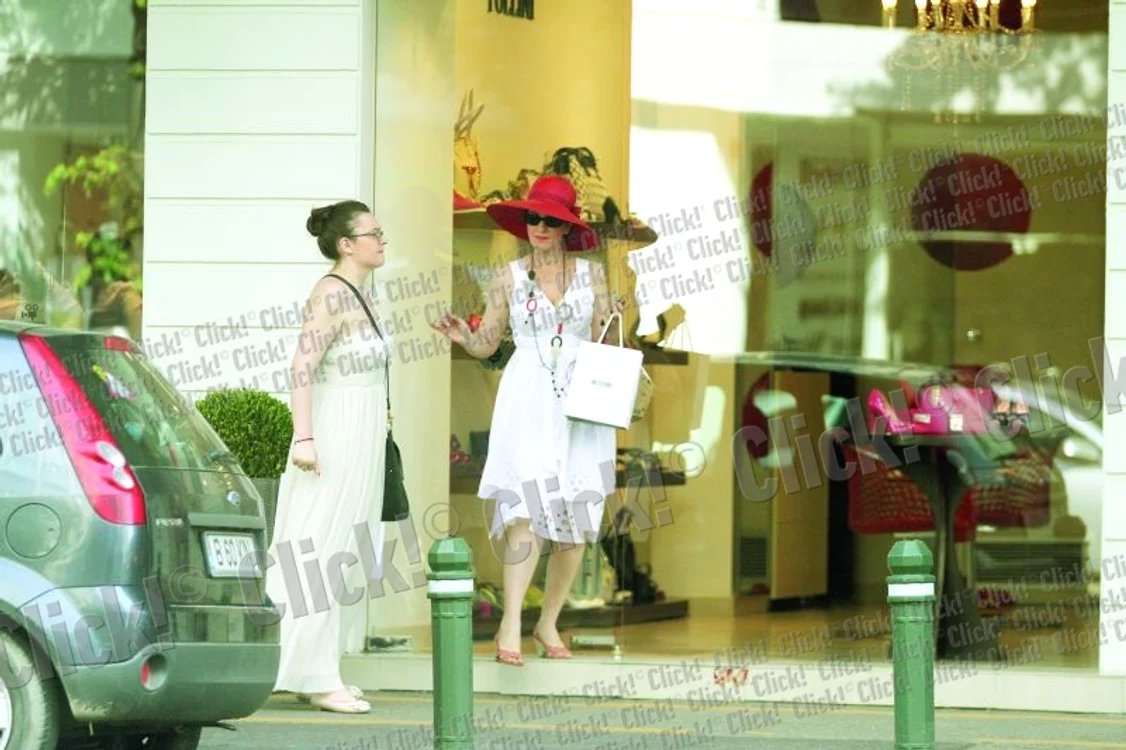 
    Elegantă şi graţioasă,  Angela Gheorghiu  a atras toate privirile (Fotografii: Blitz)  