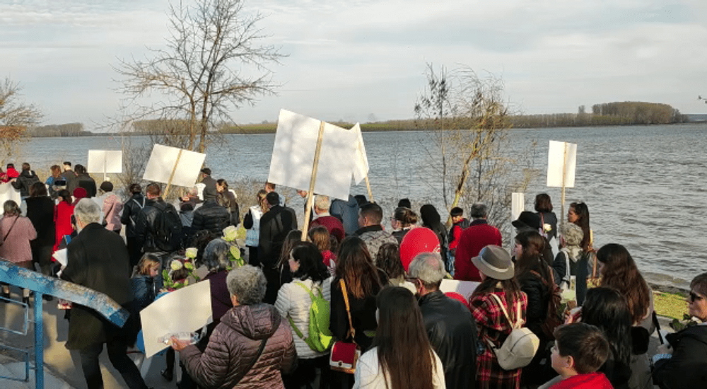 Marșul pentru Viață, pe Faleza Dunării din Galați. ÎPS Casian Crăciun a dăruit flori mamelor și copiilor VIDEO