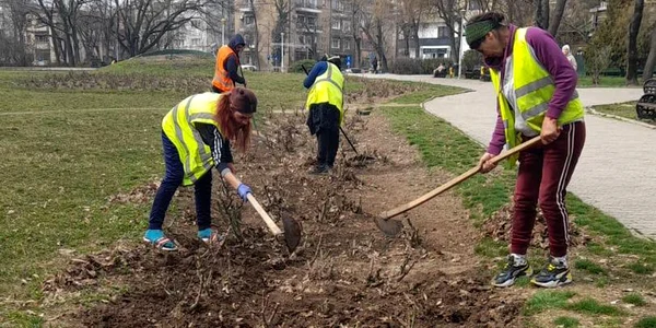 Curățenia de primăvară în parcurile din București  FOTO facebook  Nicușor Dan jpg