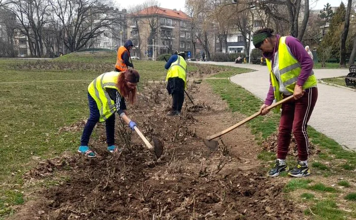 Curățenia de primăvară în parcurile din București. FOTO: Facebook / Nicușor Dan