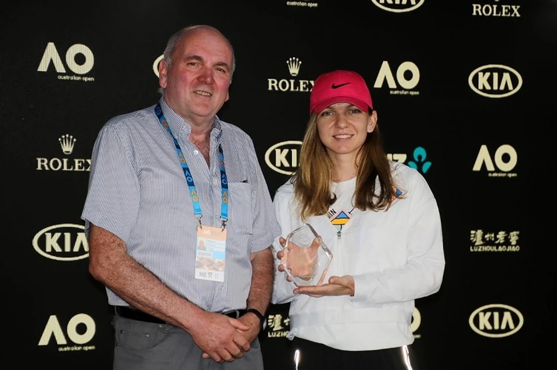 
    Simona Halep a primit un trofeu de la Asociația Ziariștilor de TenisFoto: Twitter/Simona Halep  
