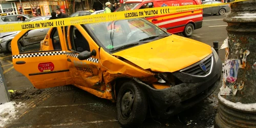 Doi militari americani au fost răniți atunci când taxiul lor a intrat într-o altă mașină