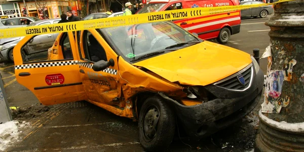 Doi militari americani au fost răniți atunci când taxiul lor a intrat într-o altă mașină