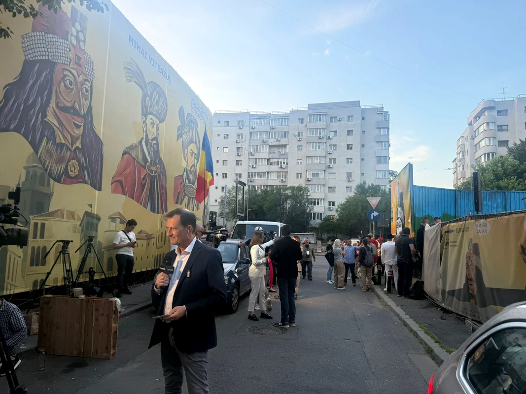 Jurnaliștii străini au transmis din fața sediului AUR FOTO Adevărul