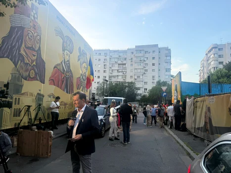 Jurnaliștii străini au transmis din fața sediului AUR FOTO Adevărul