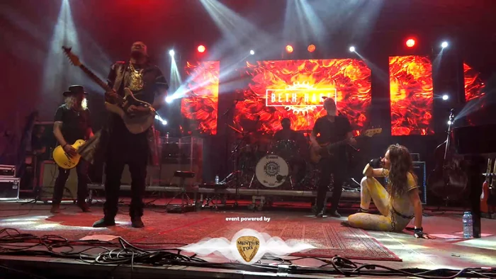 Eric Gales și Beth Hart pe scena Open Air Blues Festival Brezoi din Vâlcea Foto captură video