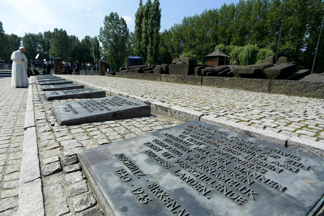 Papa Francis se reculege în fața plăcilor comemorative ridicate în memoria victimelor de la Auschwitz