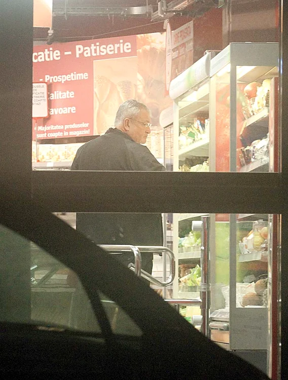 A cumpărat  iaurt, fructe şi pâine