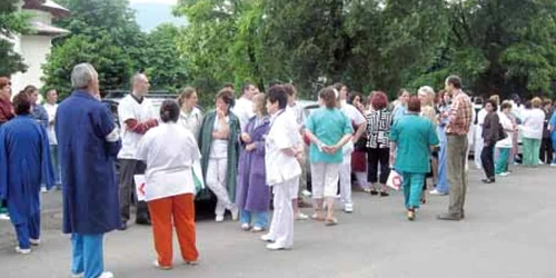 Angajaţii au protestat în curtea unităţii