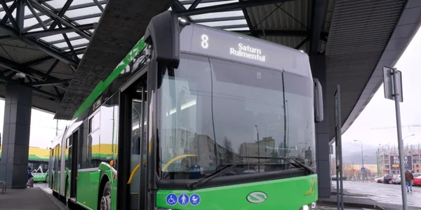 Moş Crăciun va circula cu autobuzul la Braşov şi le va oferi cadouri copiilor FOTO Ioan Buciumar