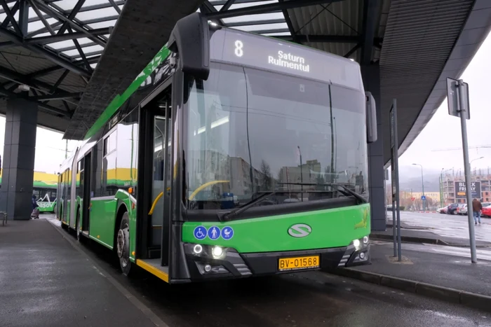 Moş Crăciun va circula cu autobuzul la Braşov şi le va oferi cadouri copiilor FOTO Ioan Buciumar