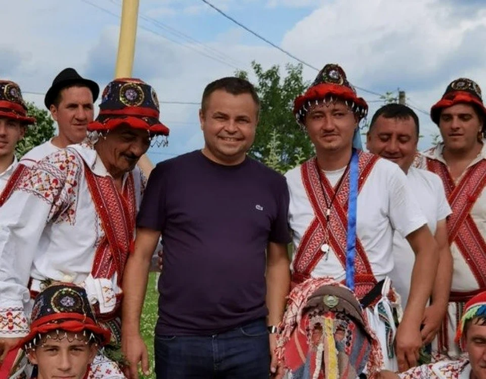 Fostul primar (centru) plasat acum în arest preventiv  şi-a pierdut mandatul anul trecut, în urma unei decizii de incompatibilitate FOTO: Facebook/ Primar Vitomiresti Robert Rotea
