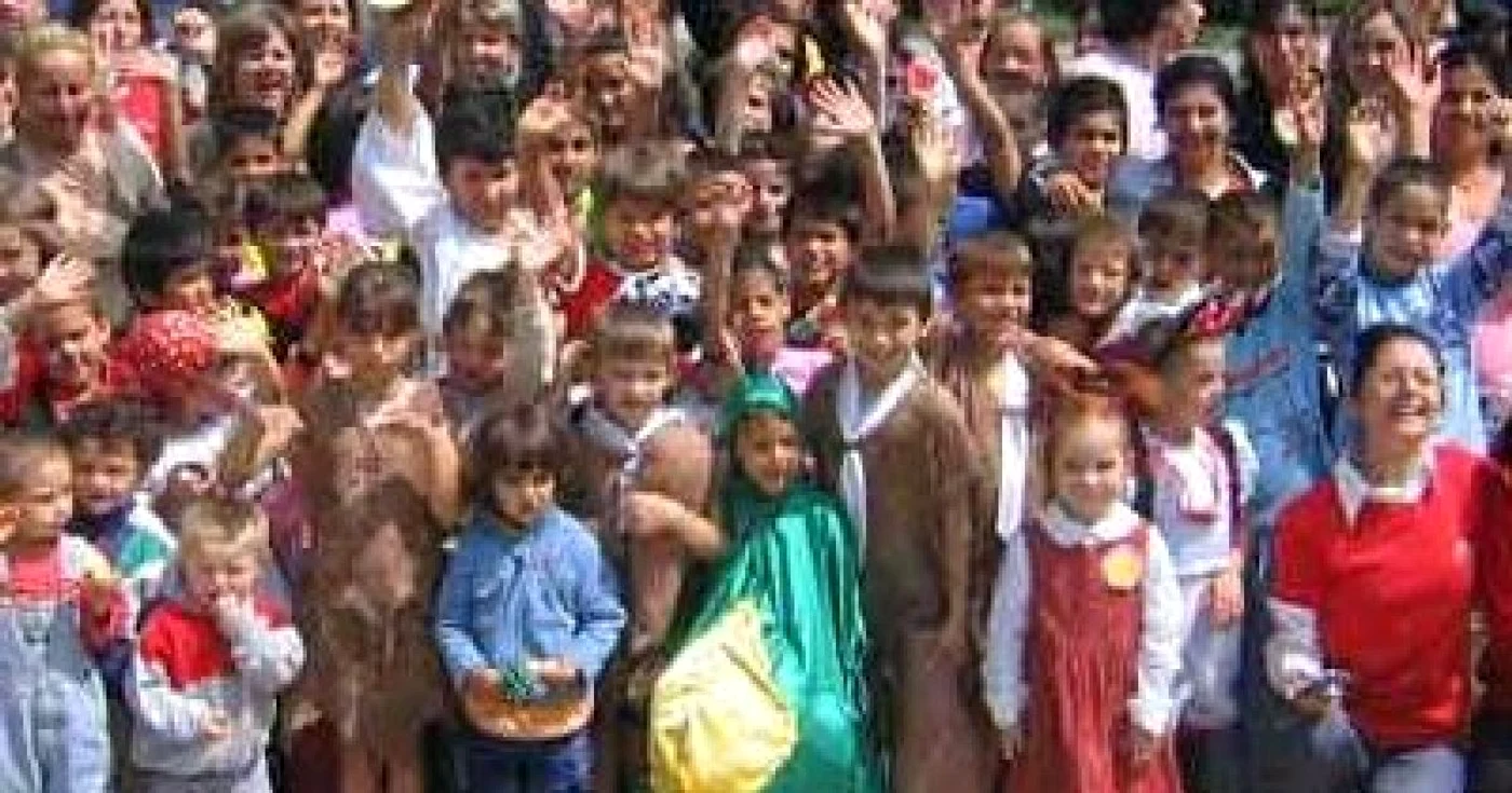 Asociaţia SOS Bambini (SOS Copii) ajută copii români de la orfelinatul din Sighet