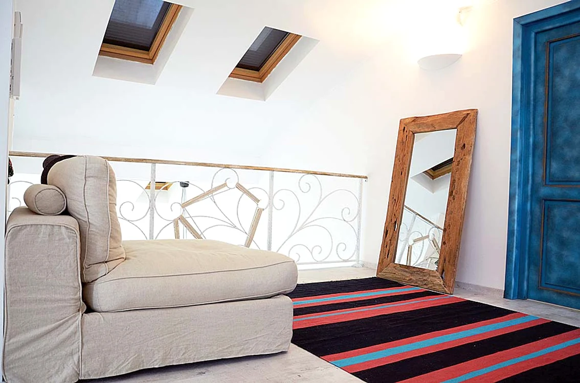 Dintr-o casă monotonă, designerii au creat un spațiu de locuit al contrastelor
