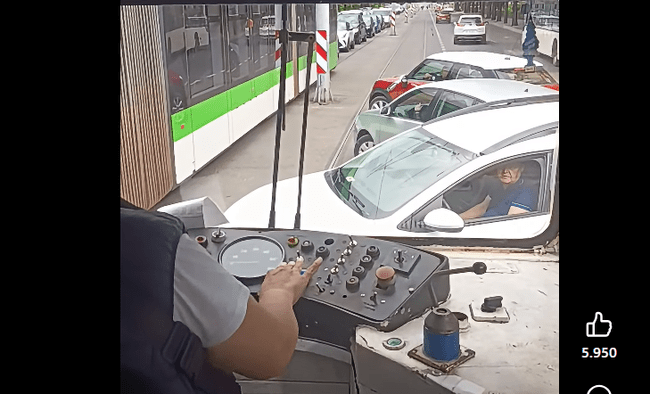 „Hai, hai, dați înapoi!” Momentul în care o femeie a coborât din tramvai și a pus ordine în traficul blocat din Capitală